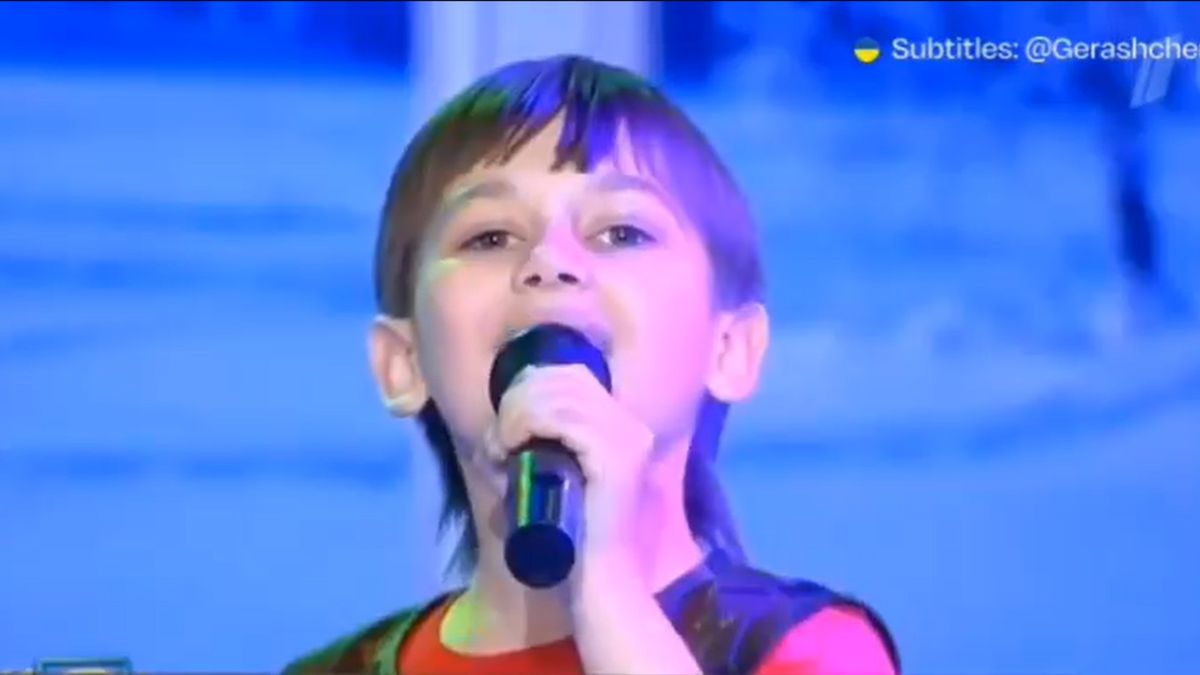 Ruské děti s vymytými mozky v televizi zpívají, jak budou vyrábět bomby